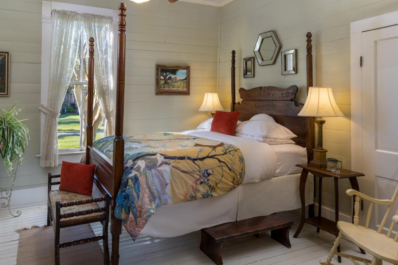 Maison D'Memoire Bed & Breakfast Cottages Rayne ภายนอก รูปภาพ