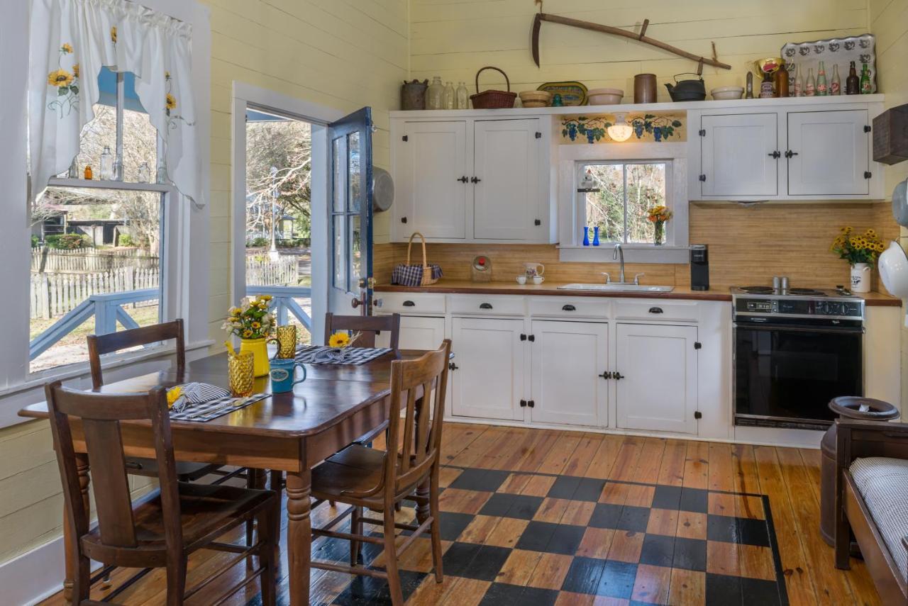 Maison D'Memoire Bed & Breakfast Cottages Rayne ภายนอก รูปภาพ